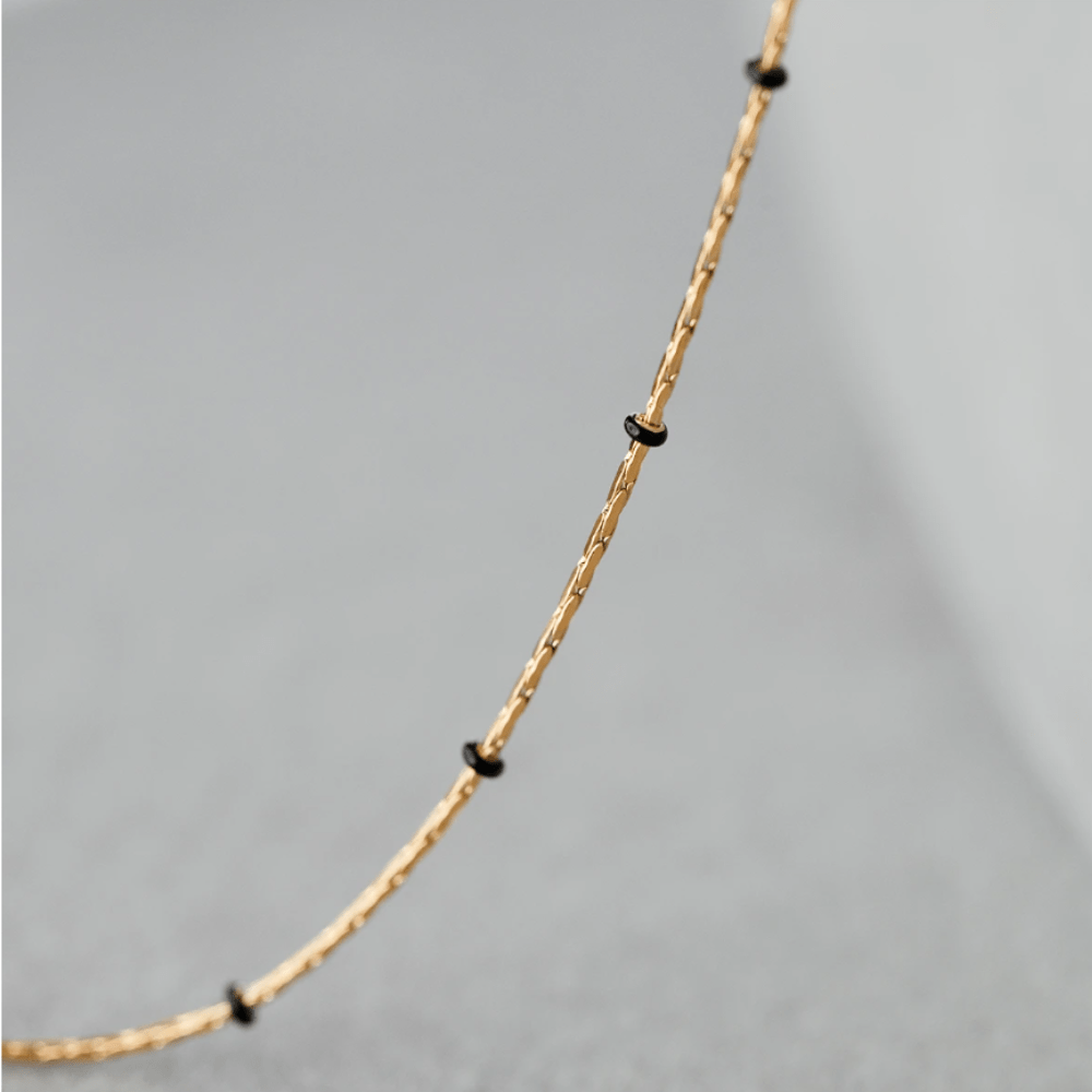 Colier ajustabil cu lant de 40+5 cm si email negru placat cu aur - Coliere - 217/400/LAN/CZA/PO - Lilou - Tessora