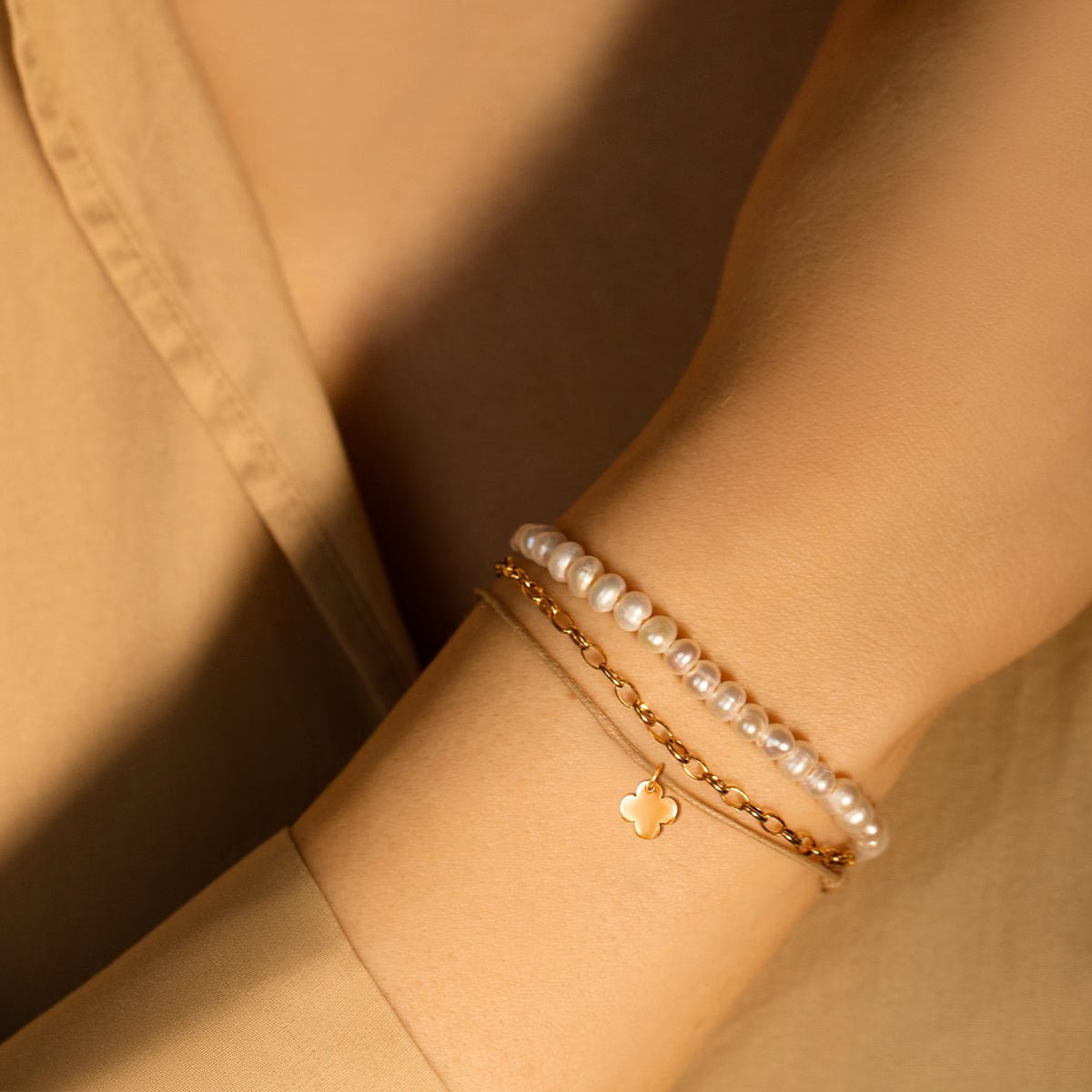 Daisy women's bracelet with a 1 cm gold - plated clover on small white pearls, engravable, Lilou - Bracelets - A03/MARKET/ANS/174 - Lilou - Tessora