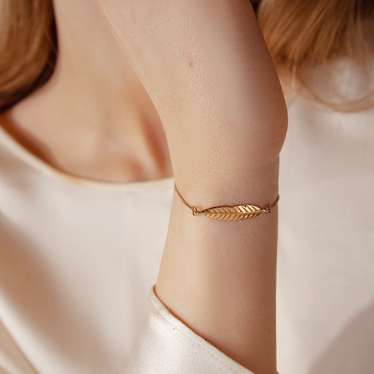 Women's bracelet with feather gold - plated 18k, adjustable 16 cm + 3 cm extension, engravable, Lilou - Adjustable Bracelets - 115/25/BR/16/Z - Lilou - Tessora